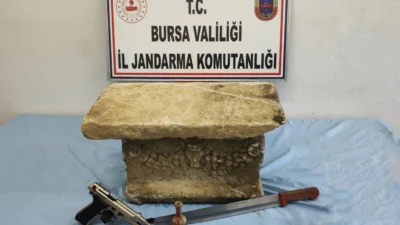 Bursa’da tarihi eser operasyonu… Lahit ve objeler ele geçirild