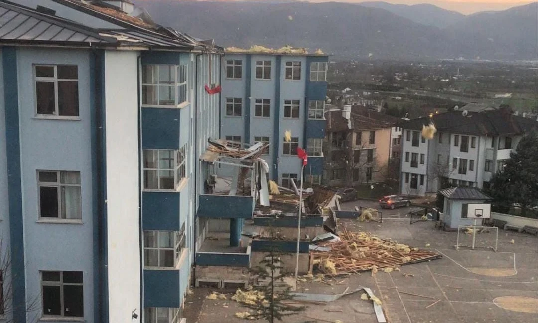 Düzce’de çatısı hasar gören okulda eğitime 1 gün ara!