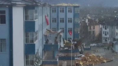 Düzce’de şiddetli rüzgârda lisenin çatısı yıkıldı Düzce’de etkili olan şiddetli