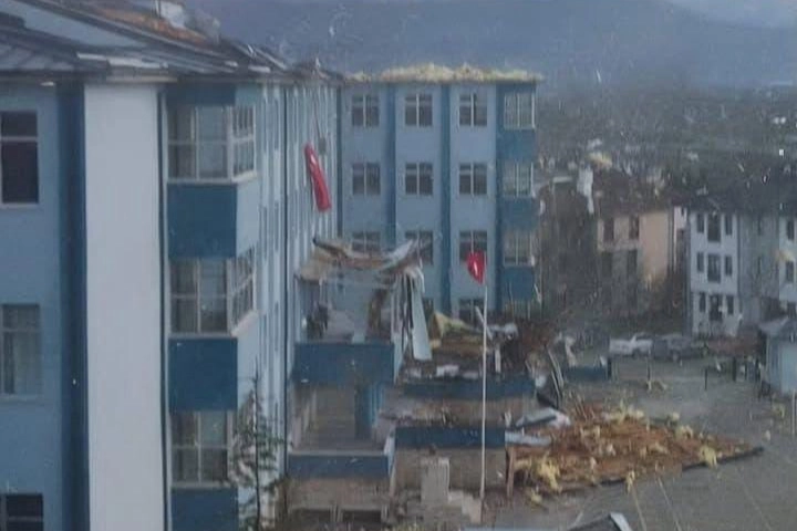 Düzce’de şiddetli rüzgârda lisenin çatısı yıkıldı Düzce’de etkili olan