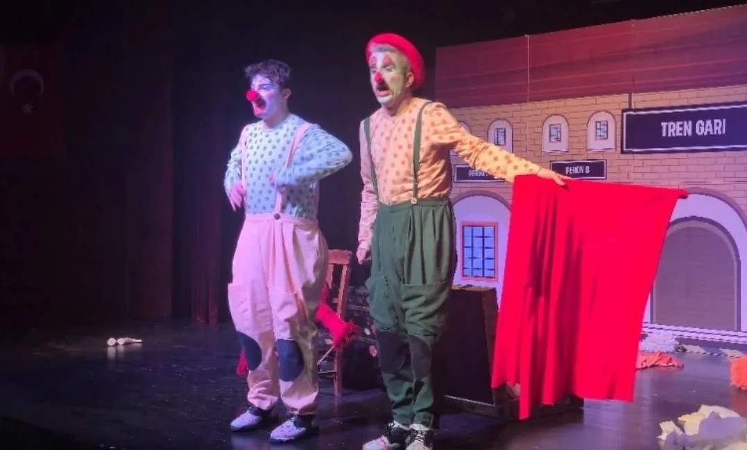 “İki Bavul Dolusu” minik tiyatroseverlerle buluştu İnegöl Belediyesi Şehir