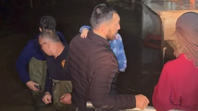 Manisa’da selde mahsur kalan aileyi itfaiye kurtardı Manisa’da selde mahsur kalan aileyi itfaiye kurtardı