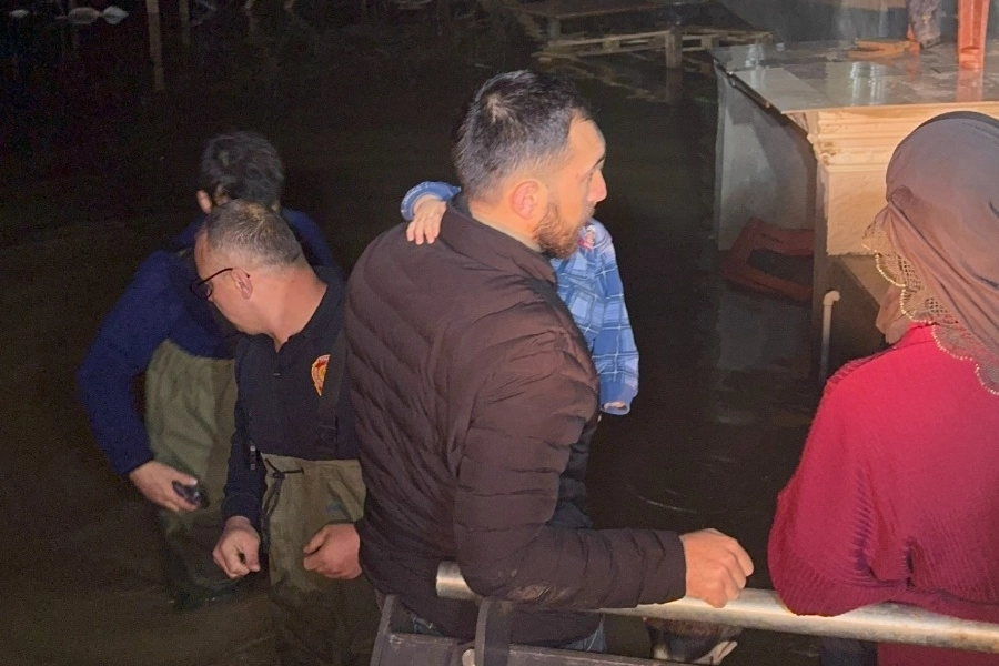 Manisa’da selde mahsur kalan aileyi itfaiye kurtardı Manisa Büyükşehir Belediyesi