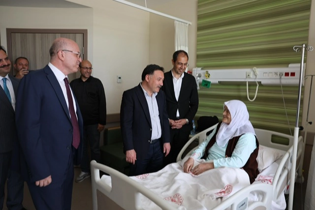 Kayseri Valisi Çiçek hastalarla bayramlaştı Kayseri Valisi Gökmen