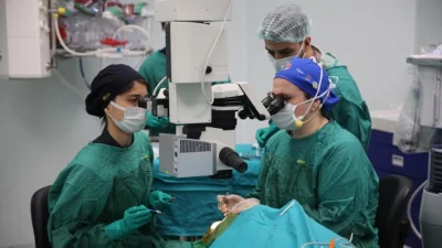 Türk göz hekimleri 4 günde 70 canlı göz ameliyatı yapacak Türk göz hekimleri 4 günde 70 canlı göz ameliyatı yapacak