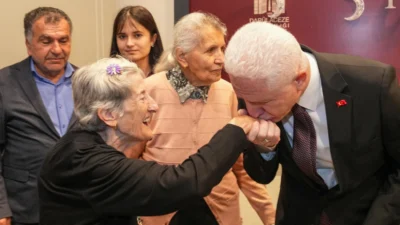 Vali Davut Gül’den Darülaceze’ye bayram ziyareti Vali Davut Gül’den Darülaceze’ye bayram ziyareti